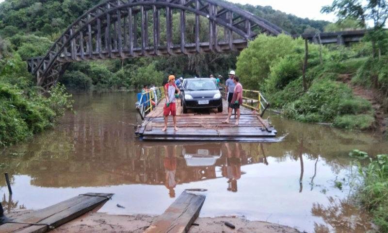 Balsa trabalha em tr&ecirc;s turnos e minimiza problema de tr&acirc;nsito em S&atilde;o Pedro 
