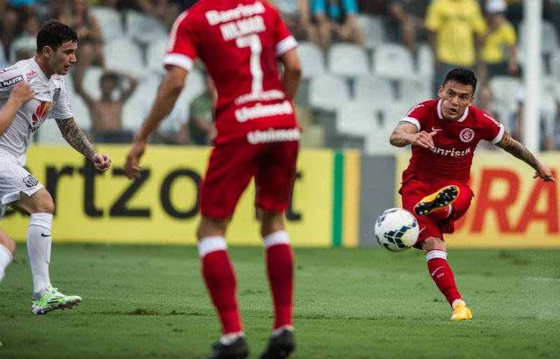 Charles Ar&aacute;nguiz abriu o placar na Vila Belmiro