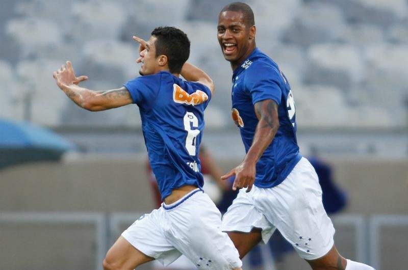 Eg&iacute;dio cobrou falta com perfei&ccedil;&atilde;o e a bola foi direto para o fundo das redes