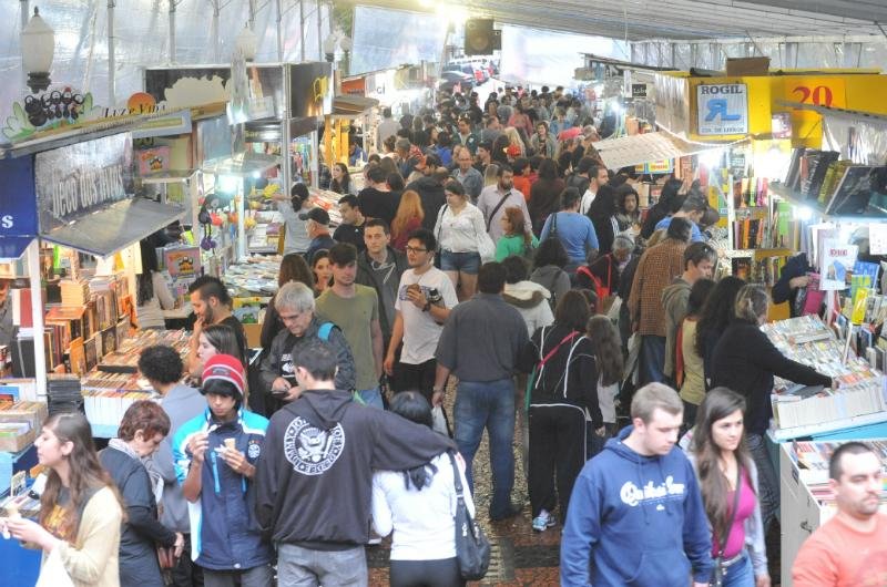 Alamedas entre as bancas de livros estiveram sempre movimentadas 