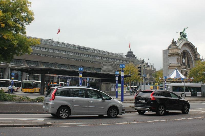Em Lucerna, hist&oacute;rica fachada da esta&ccedil;&atilde;o (D) foi restaurada ap&oacute;s  inc&ecirc;ndio 