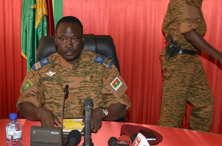Militares de Burkina Faso abrem caminho para transi&ccedil;&atilde;o no regime 