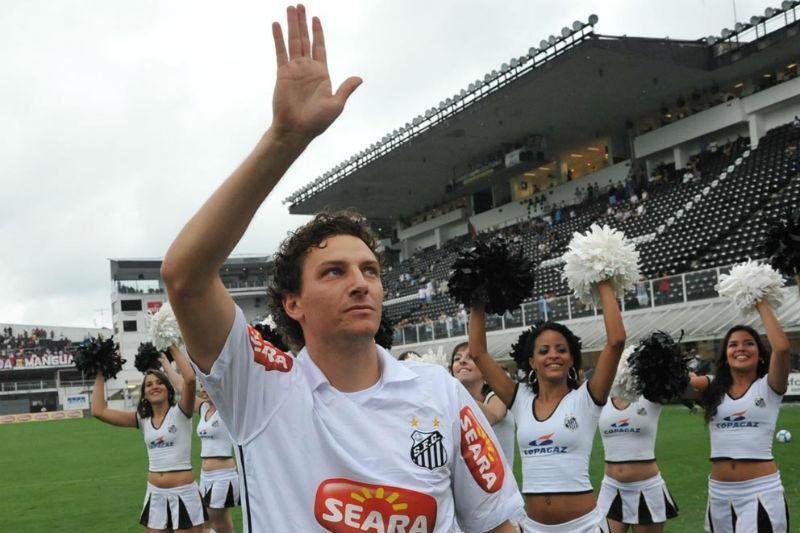 Elano critica futebol brasileiro e revela m&aacute;goas com presidente do Santos 