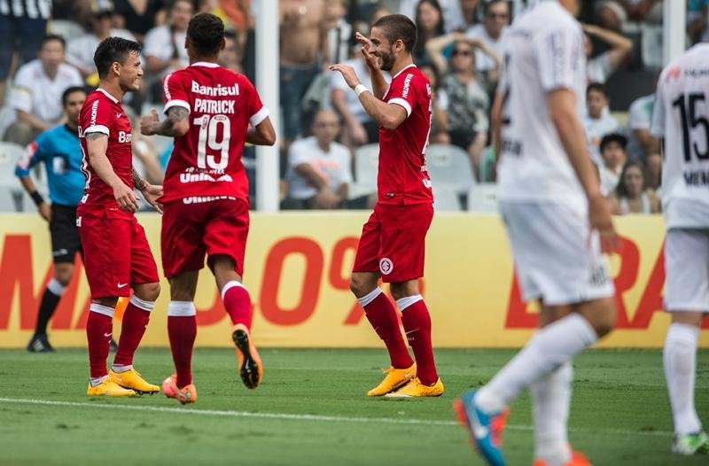 Ar&aacute;nguiz marcou os dois gols na vit&oacute;ria sobre o Santos