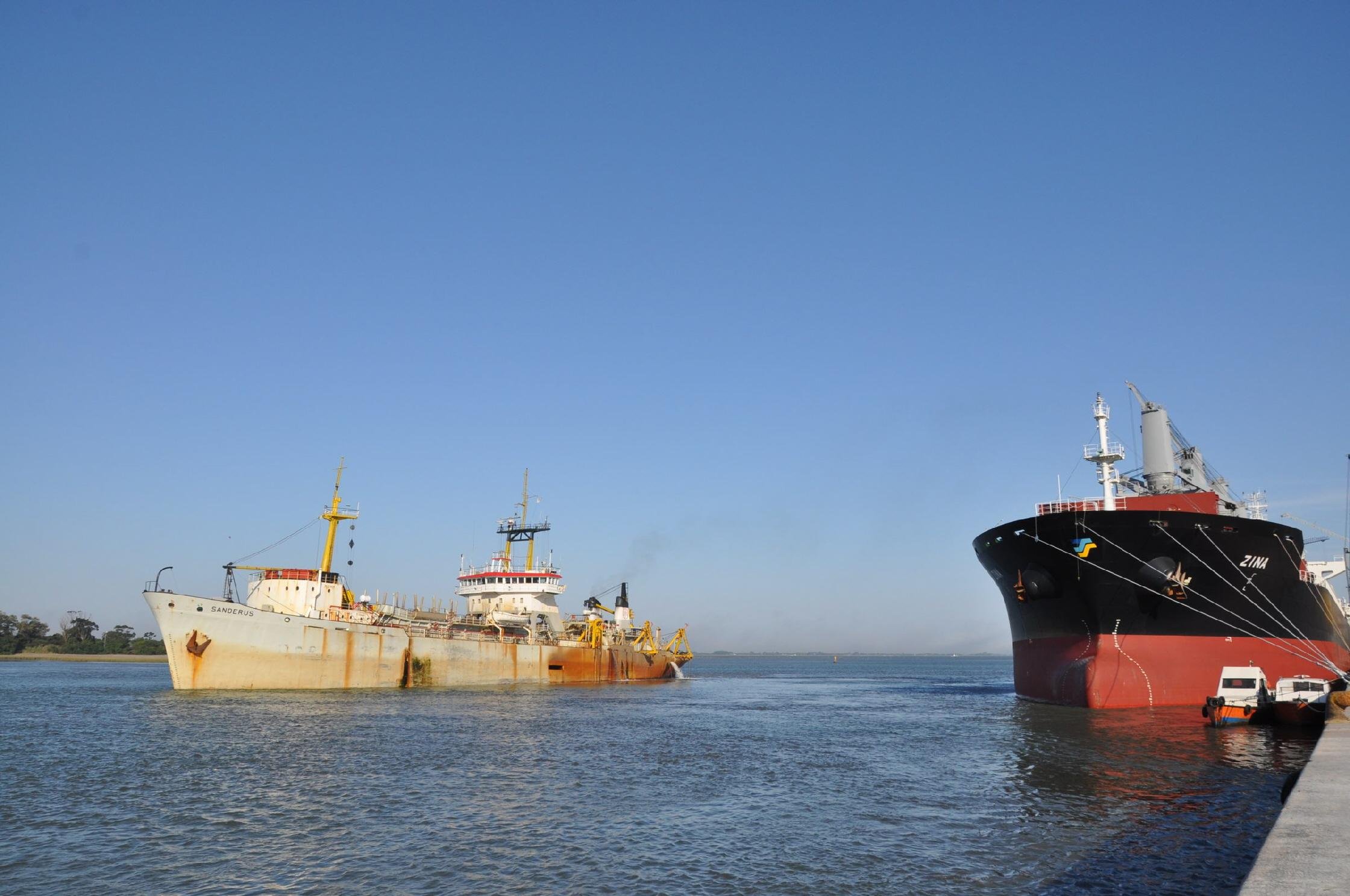 H&aacute; cinco navios esperando para entrar, quatro para sair do terminal e um realizando mudan&ccedil;a de local