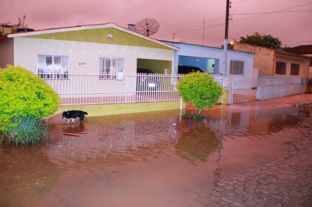Chuva forte alagou casas em Santiago