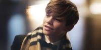 Aos 12 anos, o garoto interpreta um cupido em campanha de natal da marca Burberry