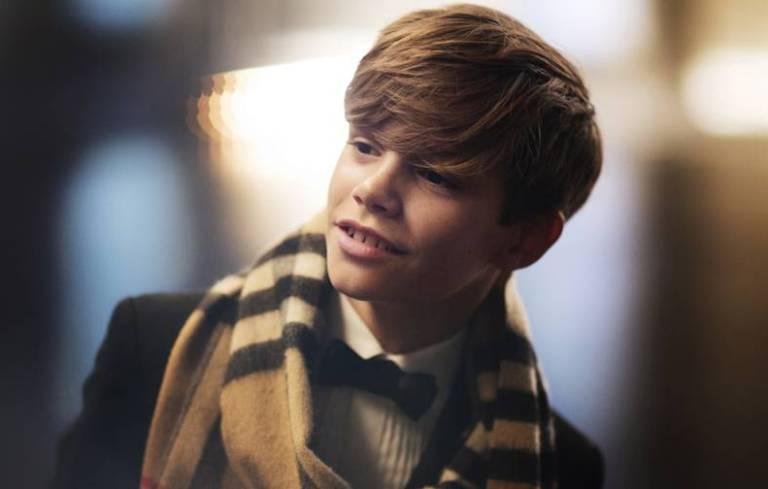 Aos 12 anos, o garoto interpreta um cupido em campanha de natal da marca Burberry