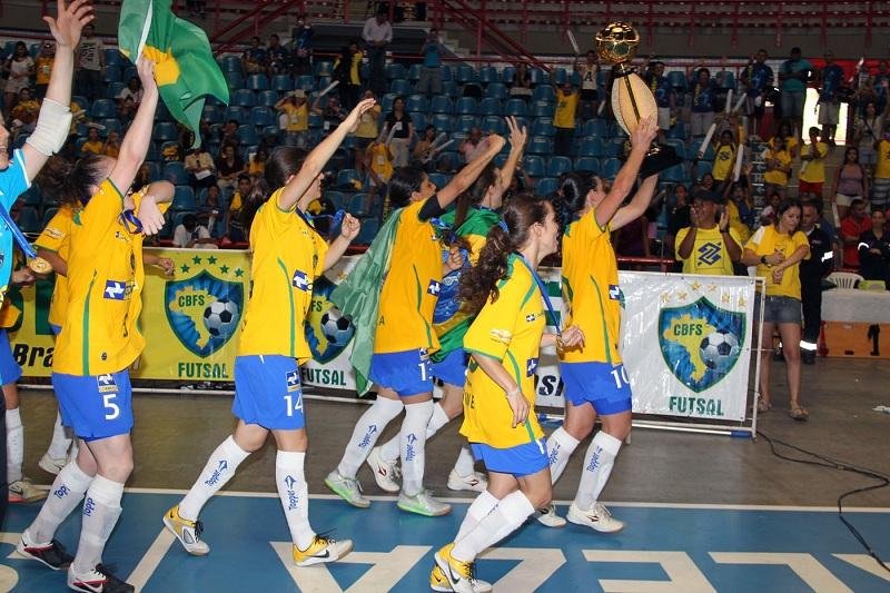 Atletas do masculino abriram m&atilde;o de gratifica&ccedil;&otilde;es para CBFS pagar d&iacute;vida com as jogadoras