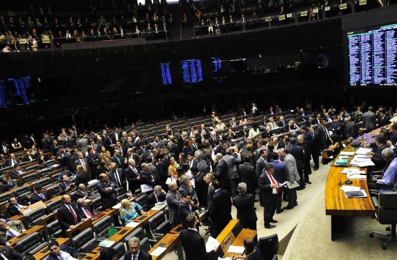 A PEC aumenta o repasse atual, de 23,5%, para 24,5%, mas ainda precisa ser votada em segundo turno