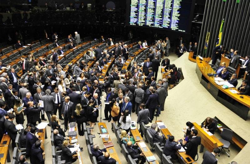 Aumento no sal&aacute;rio de deputados e senadores pode custar R$ 38 milh&otilde;es 