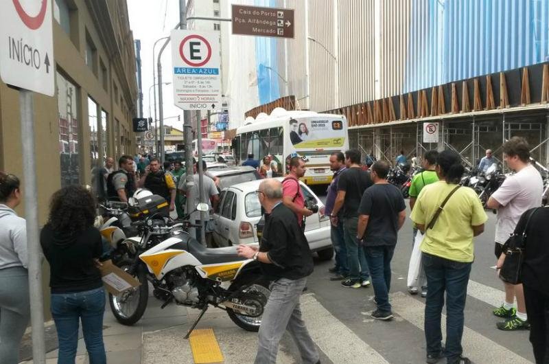 Populares que passaram pelo local chamaram agentes da Brigada Militar