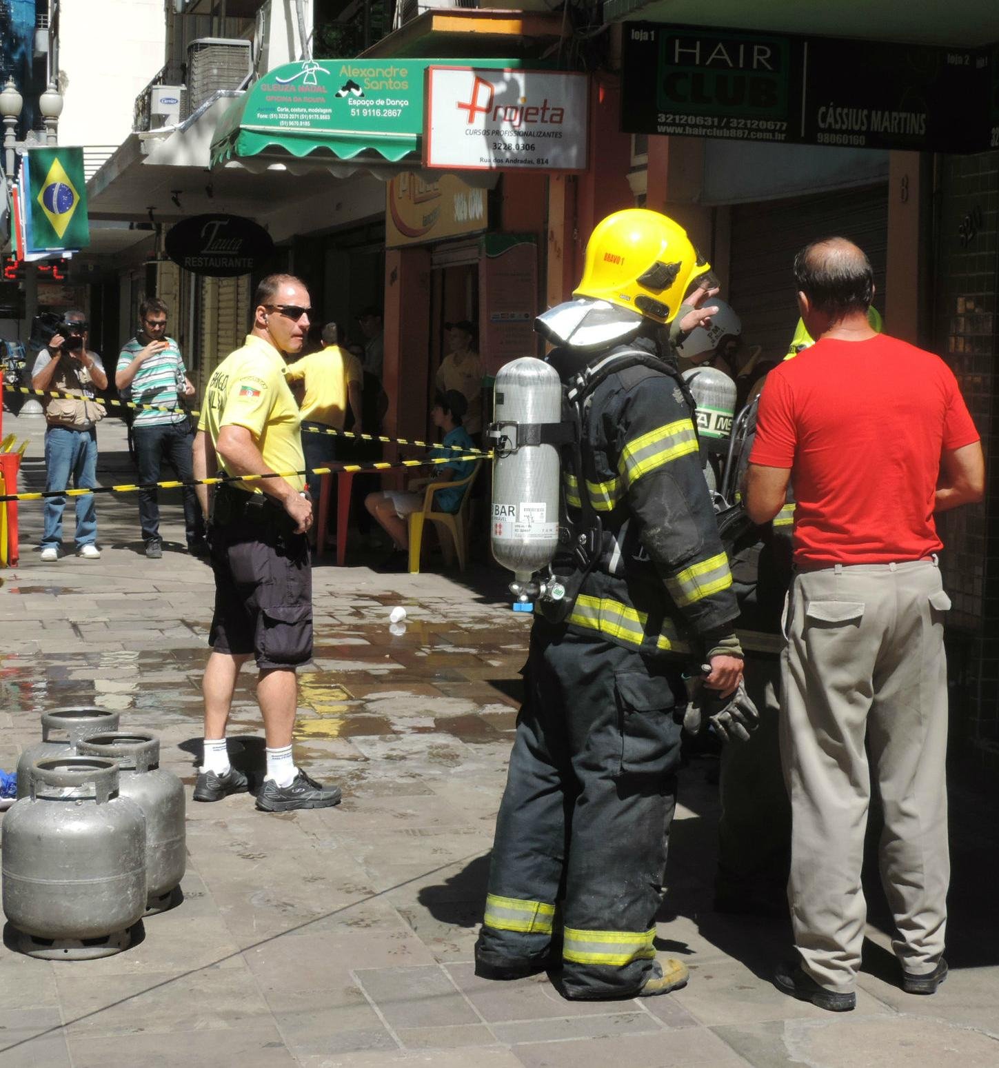 Inc&ecirc;ndio em restaurante de Porto Alegre deixa tr&ecirc;s feridos