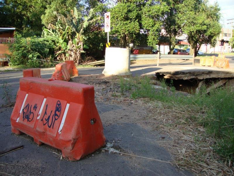 A estrutura, na rua S&atilde;o Luiz Gonzaga, sofreu estragos durante um temporal ocorrido em janeiro