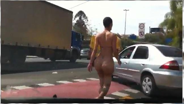  Travesti caminha nu por avenida de Porto Alegre