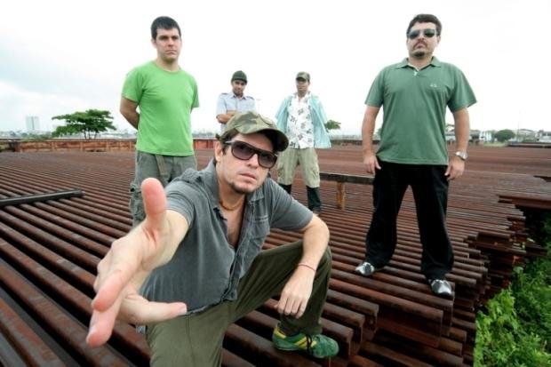 Fred 04 (frente) e banda comemoram os 20 anos de &ldquo;Samba Esquema Noise&rdquo;