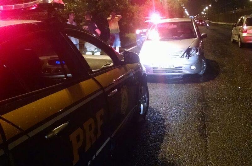 Condutor tenta atingir motociclista e capota em Porto Alegre