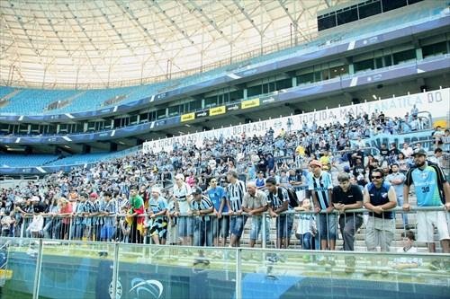 Torcida do Gr&ecirc;mio faz a festa antes do Gre-Nal
