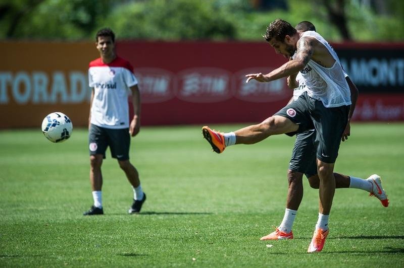 Rach&atilde;o e bola parada encerram prepara&ccedil;&atilde;o do time