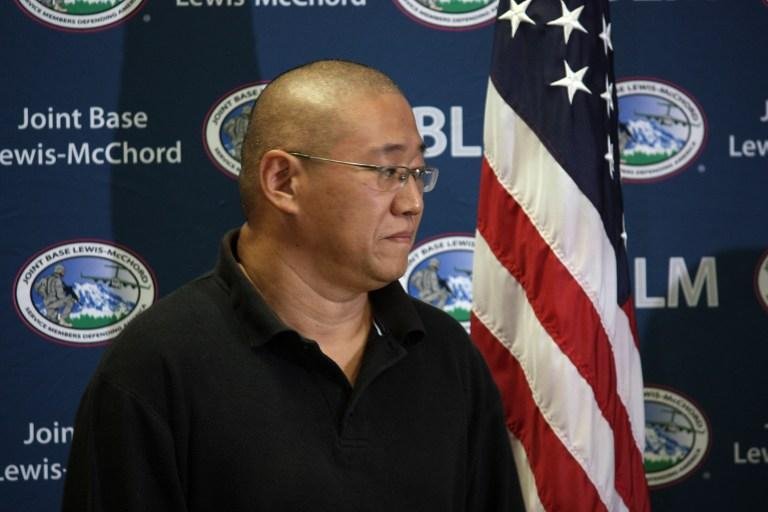 Americanos libertados pela Coreia do Norte chegam aos EUA