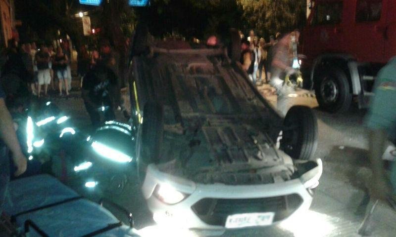 Viatura da BM colide contra carro e capota em Porto Alegre 