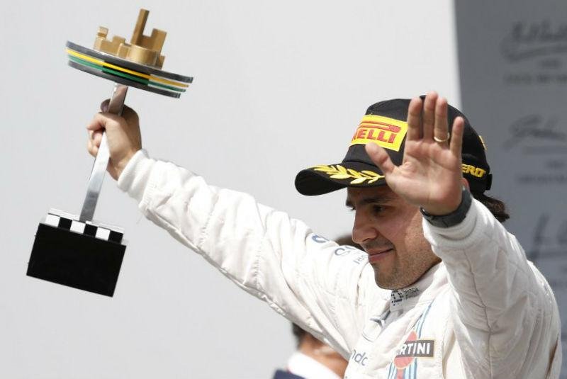 Massa fica em terceiro no GP do Brasil de F1 e agradece torcida 