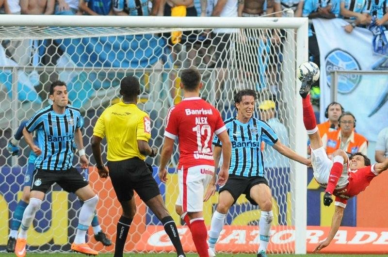 Nilmar quase marcou de bicicleta na primeira etapa