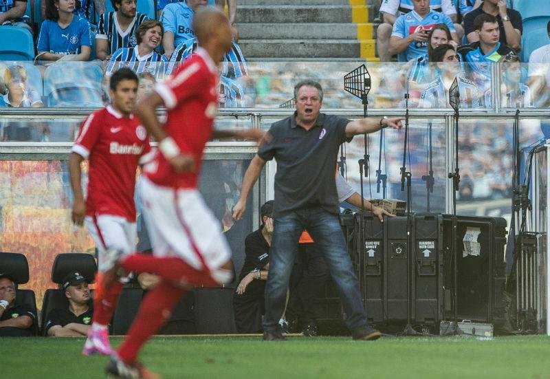 Abel criticou a equipe por mais um gol, o quarto, sofrido em cobran&ccedil;as de lateral