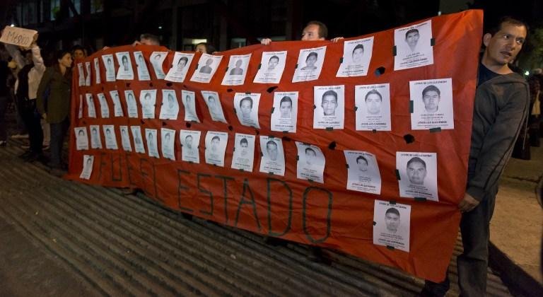Presidente do M&eacute;xico faz viagem apesar de protesto por massacre de estudantes