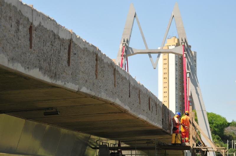 Viaduto mede 72 metros de comprimento e 32 de altura