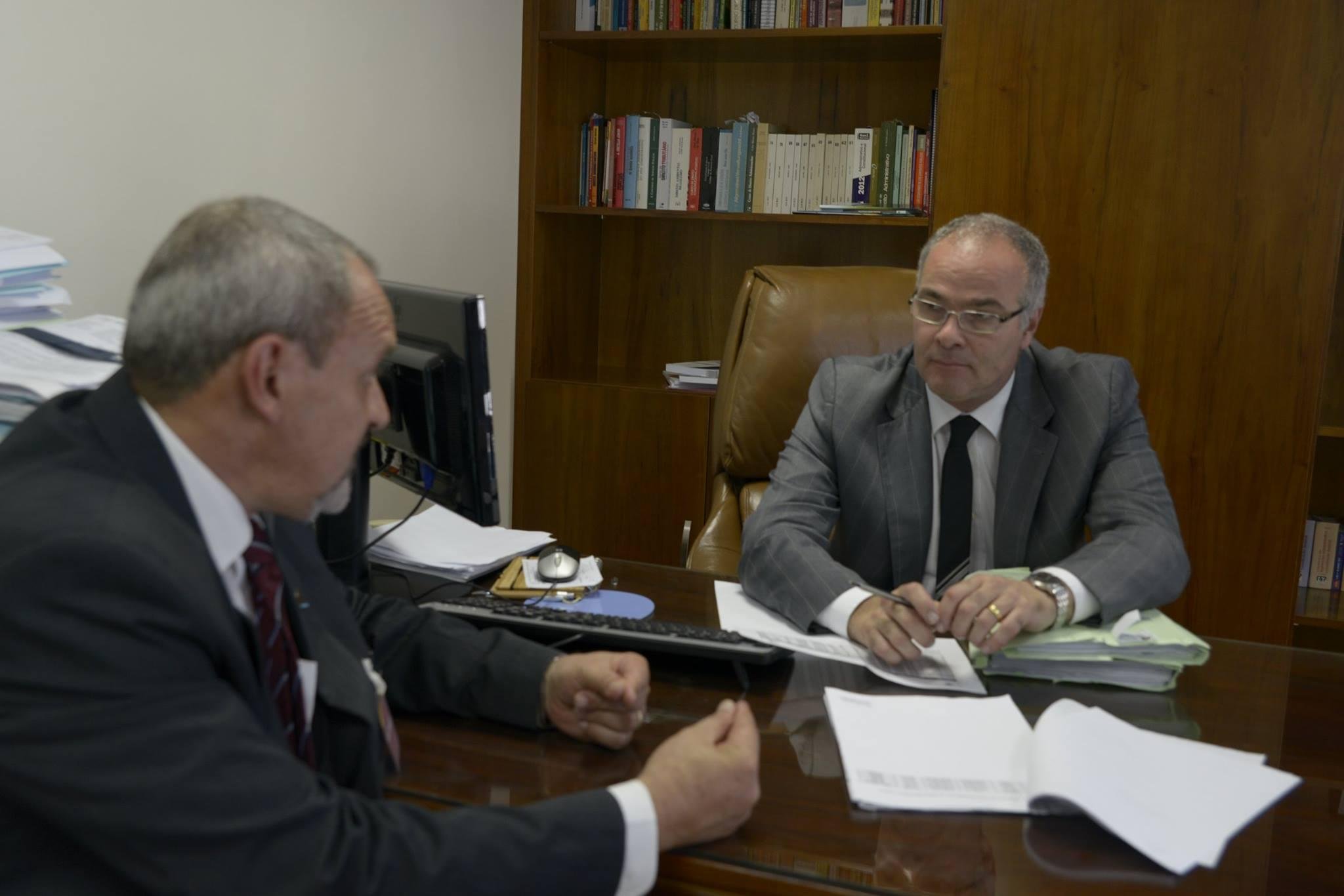 Diretor-presidente da EPTC, Vanderlei Cappellari, entregou os documentos ao relator Pedro Figueiredo 