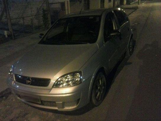 V&iacute;tima estava em carro quando foi abordado por dois homens armados