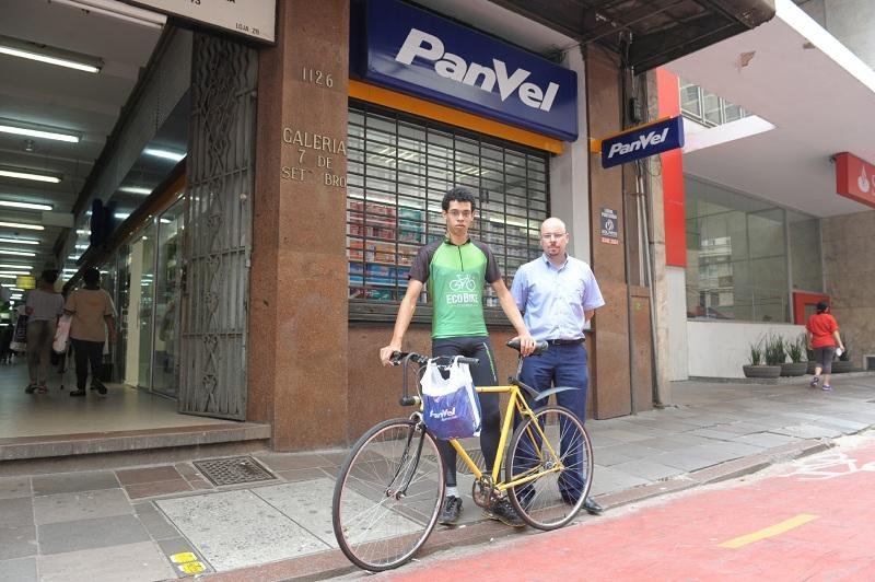 Farm&aacute;cia faz entregas de bicicleta no Centro Hist&oacute;rico