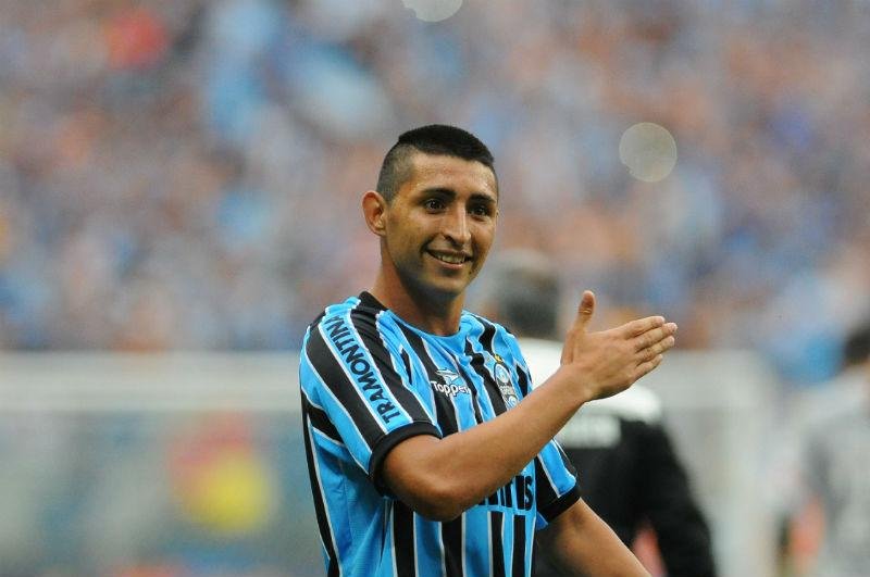 Determina&ccedil;&atilde;o da Fifa pode dificultar perman&ecirc;ncias de Al&aacute;n Ruiz e Dudu 