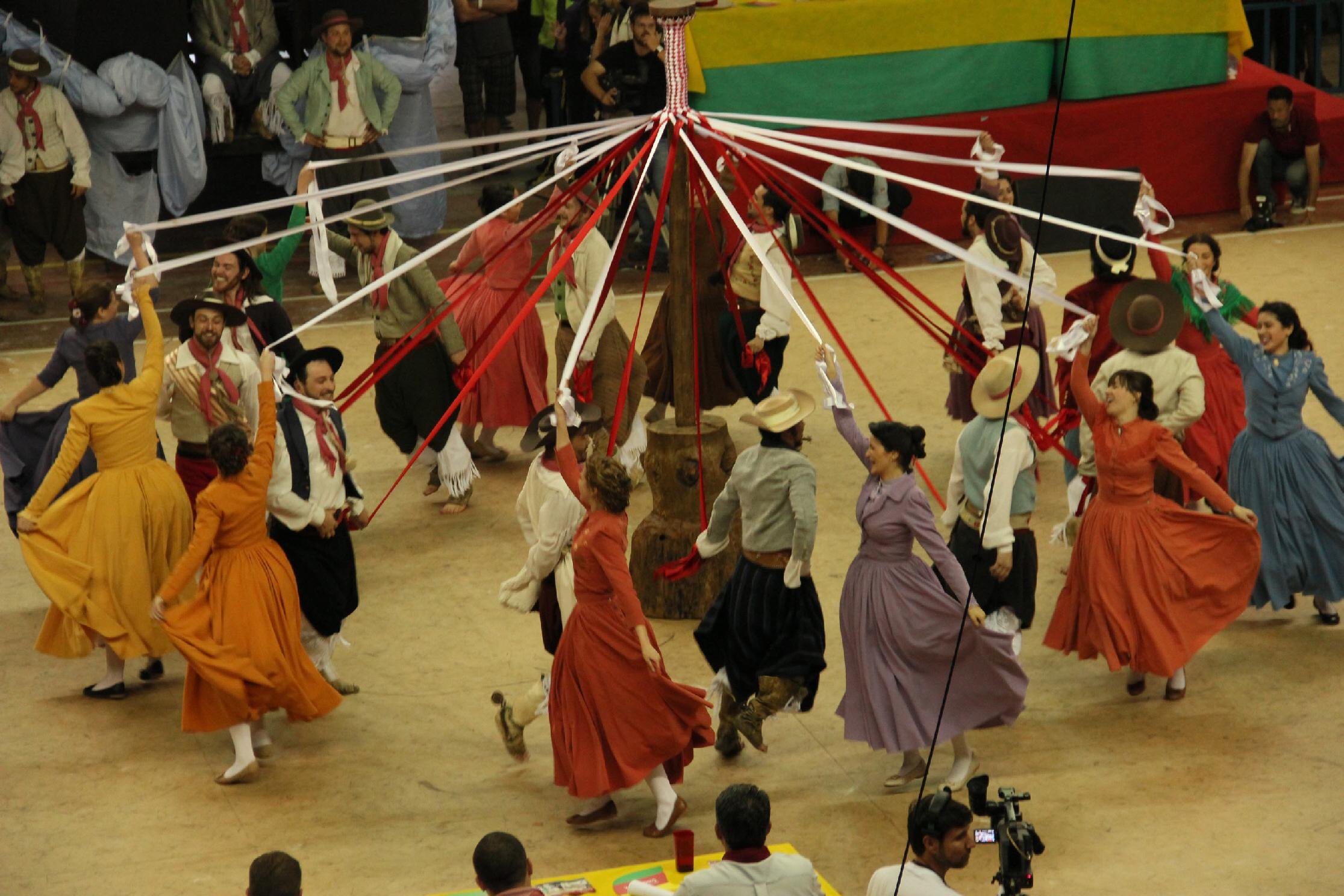 Grupo do CTG Ronda Charrua de Farroupilha foi campe&atilde;o em 2013