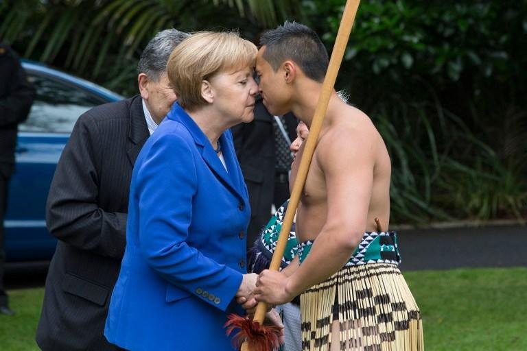 Chanceler alem&atilde; esfregou o nariz com guerreiro da etnia Maori 