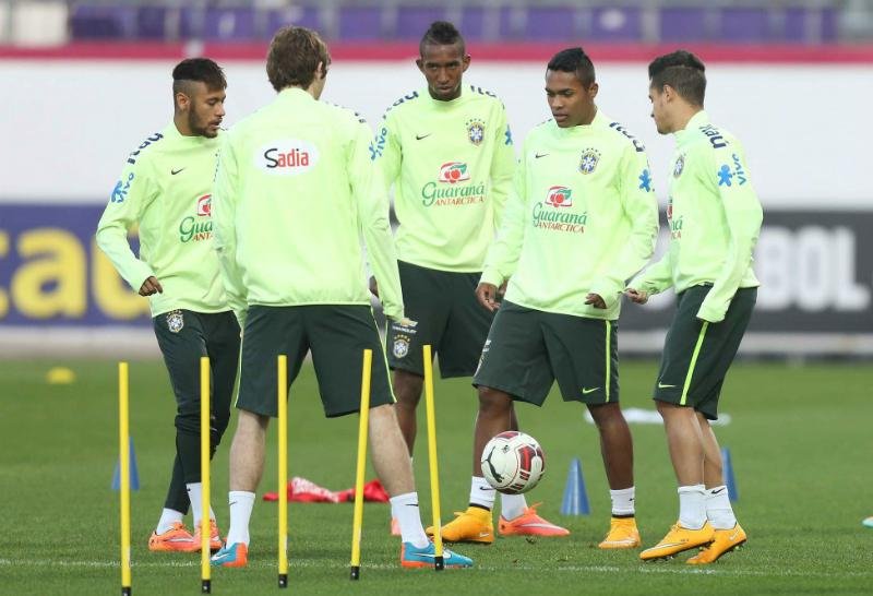 Somente 15 jogadores participaram da atividade com bola