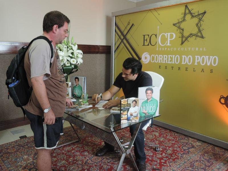 Fabr&iacute;cio Clossgertge deu uma receita da av&oacute; para Edu Guedes