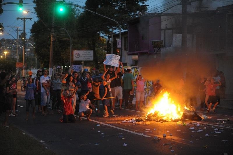 Moradores al&eacute;m de bloquearem a avenida, colocaram fogo como forma de chamar mais aten&ccedil;&atilde;o