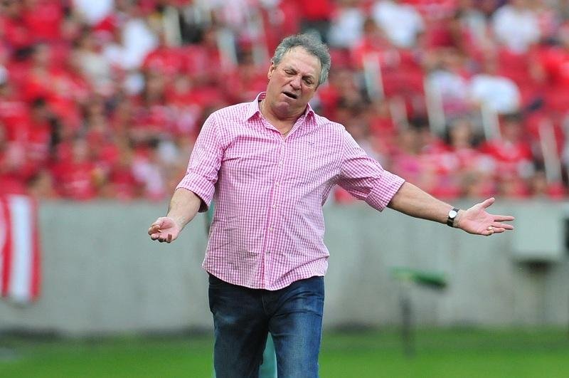 T&eacute;cnico recha&ccedil;ou discurso de despedida do Inter, mas deixou 2015 em aberto