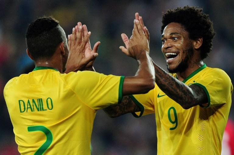 Luiz Adriano comemora gol do Brasil em partida contra Turquia