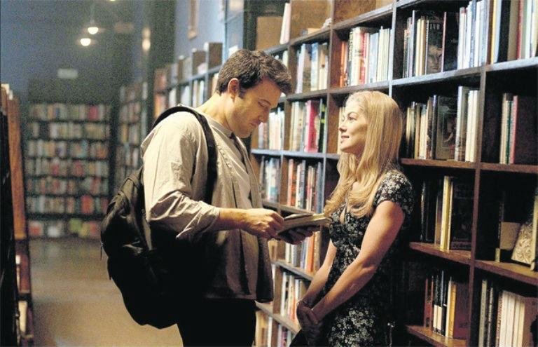 Ben Affleck e Rosamund Pike em cena de Garota Exemplar