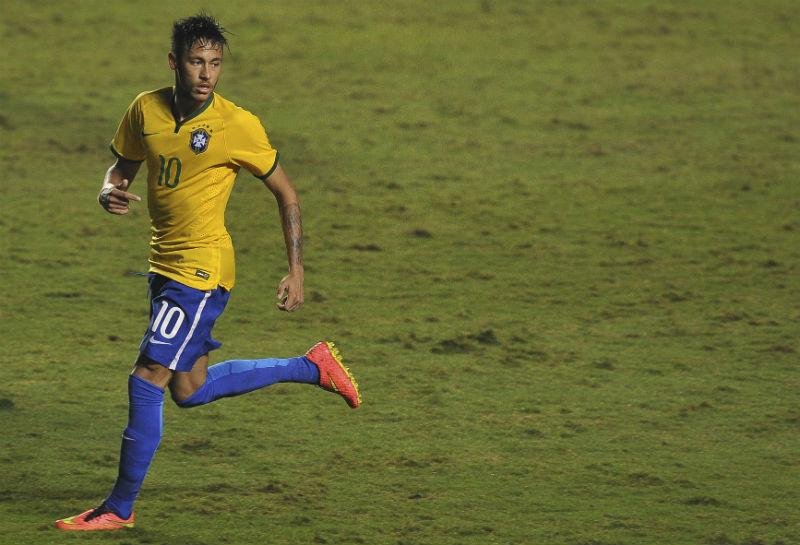 Dunga comanda trabalho em campo com todos os jogadores