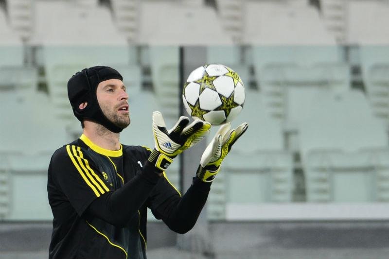 Arsenal est&aacute; disposto a tirar Cech do rival Chelsea, segundo jornal ingl&ecirc;s