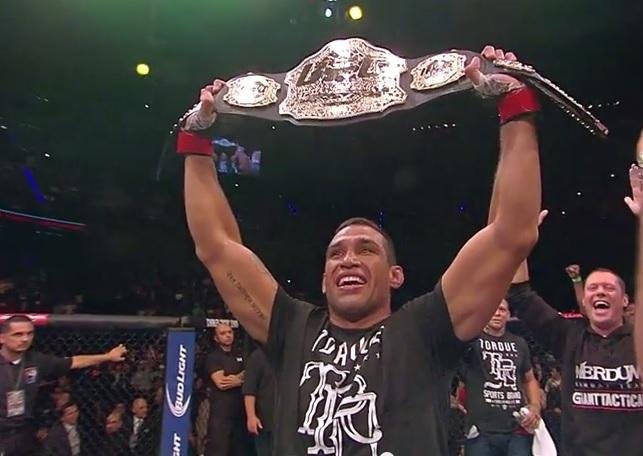Ga&uacute;cho Fabr&iacute;cio Werdum &eacute; o novo campe&atilde;o do UFC