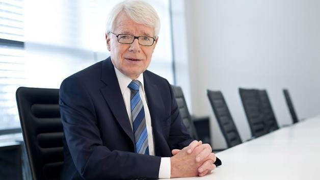  Reinhard Rauball pediu que a Uefa considerasse se desfiliar da Fifa em protesto
