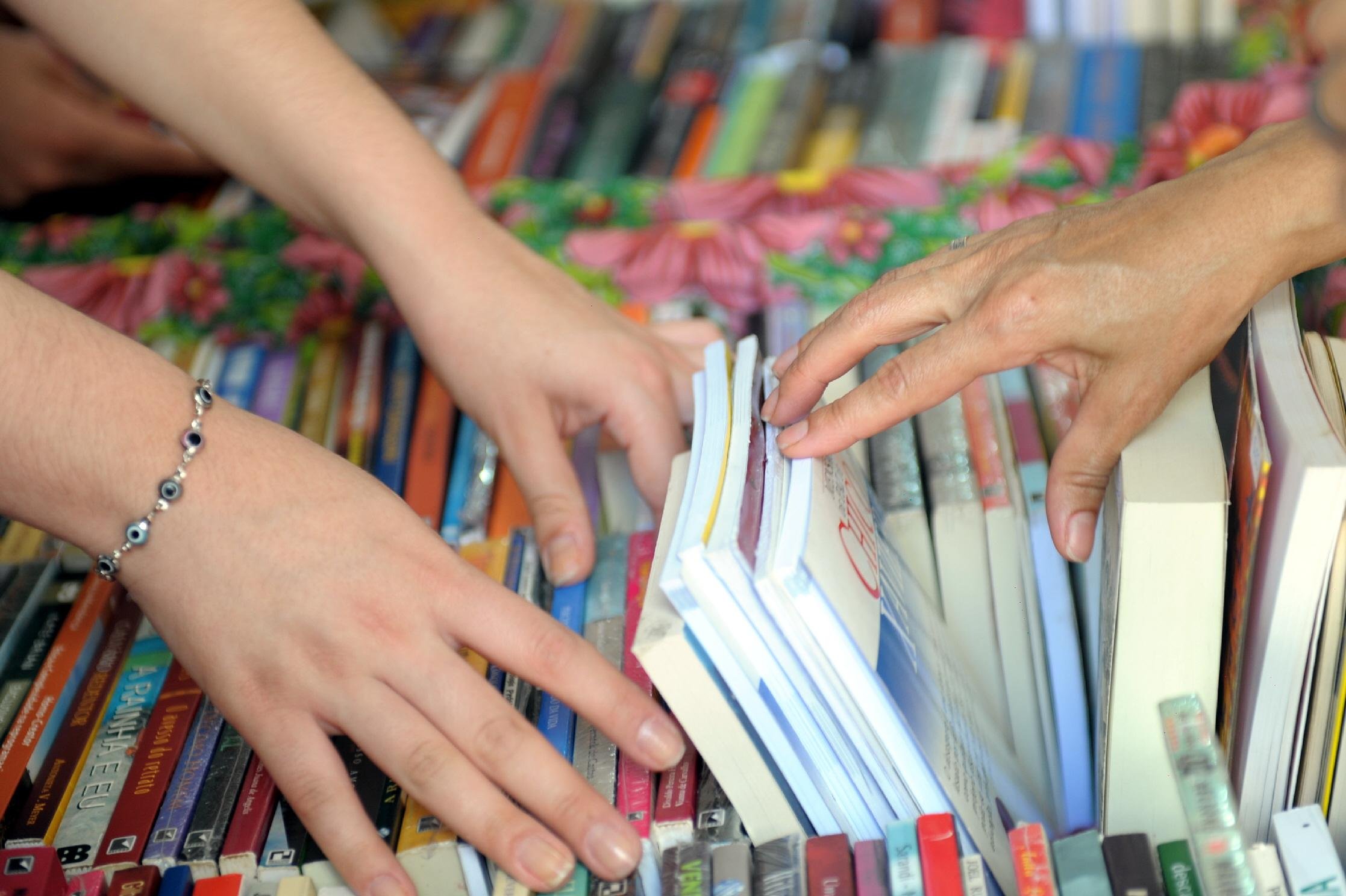 &Uacute;ltimo dia da 60&ordf; Feira do Livro de Porto Alegre foi saudado com sol, um clima festivo e m&uacute;sica da melhor qualidade