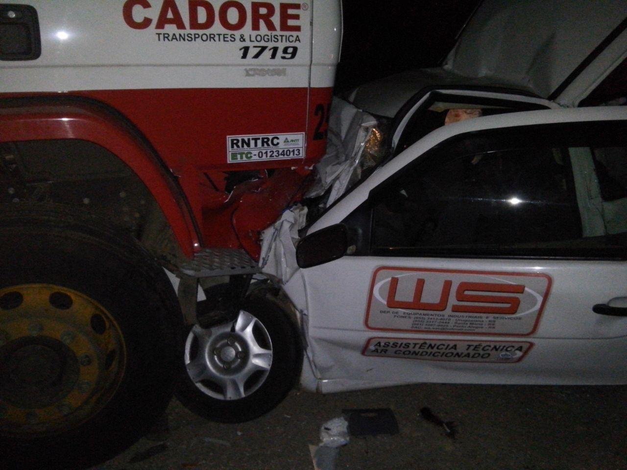 Acidente entre carro e caminh&atilde;o ocorreu em Ros&aacute;rio do Sul