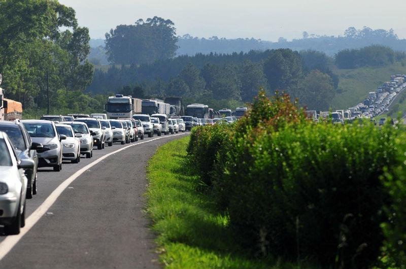 Acidente ocorreu por volta das 7h no Km 61 da rodovia