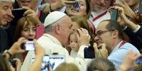 Papa  participa da abertura de um encontro no Vaticano 
